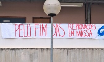 Em letras vermelhas garrafais, lê-se a seguinte mensagem em uma faixa estendida em área externa do prédio do ICEX: "Pelo fim das reprovações em massa"