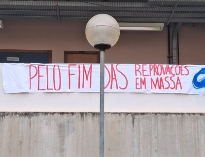 Em letras vermelhas garrafais, lê-se a seguinte mensagem em uma faixa estendida em área externa do prédio do ICEX: "Pelo fim das reprovações em massa"