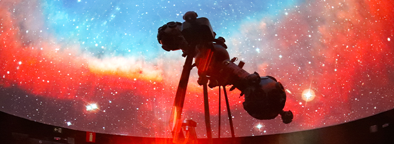 Em forma de cúpula, o ambiente do planetário permite uma experiência realista e imersiva, diferente das telas de cinema tradicionais