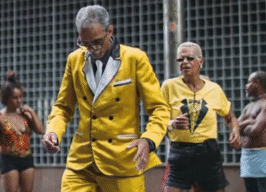 Turma do Passinho em um baile que resgata o soul, o flash house e outros ritmos que dominaram as pistas das décadas de 1970, 1980 e 1990