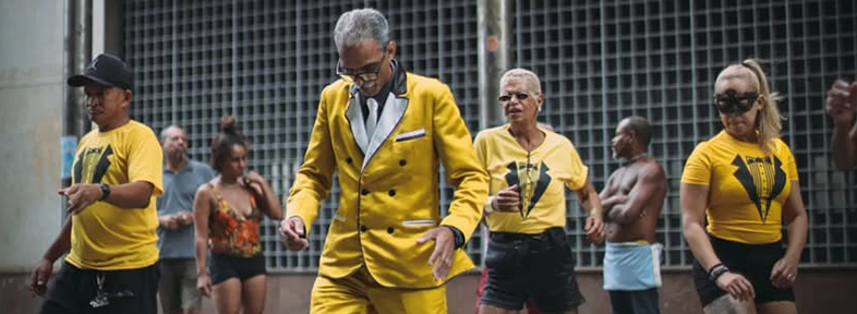 Turma do Passinho em um baile que resgata o soul, o flash house e outros ritmos que dominaram as pistas das décadas de 1970, 1980 e 1990