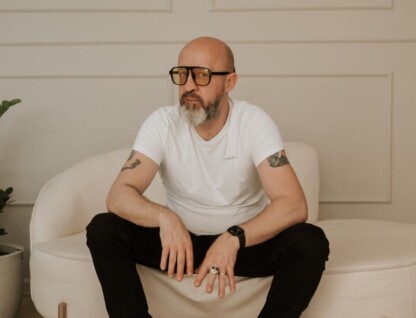 O escritor e palestrante Fabrício Carpinejar sentado em uma poltrona olhando para a câmera