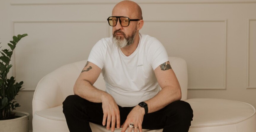 O escritor e palestrante Fabrício Carpinejar sentado em uma poltrona olhando para a câmera