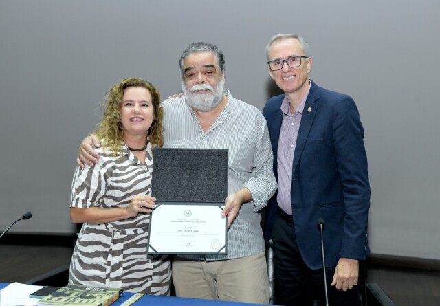 A reitora Sandra Regina Goulart Almeida, o professor João Antonio de Paula e o vice-reitor Alessandro Fernandes Moreira durante o lançamento dos volumes 1 e 2 da Coleção O Centenário da UFMG