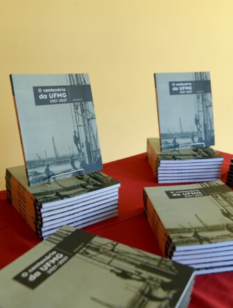 Capas dos volumes 1 e 2 da coleção O Centenário da UFMG
