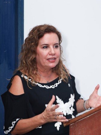 Sandra Regina Goulart Almeida discursa na inauguração de etapa da obra da Casa da Glória