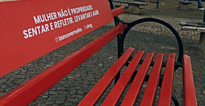 Bancos vermelhos foram instalados na Praça de Seviços e no campus Saúde