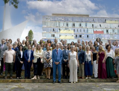 Equipe da gestão 2026-2030 em frente à Reitoria