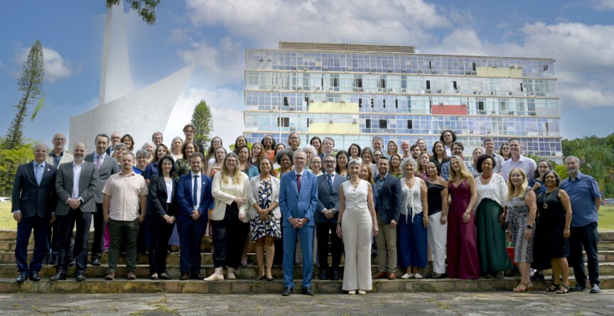 Equipe da gestão 2026-2030 em frente à Reitoria