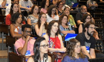 Grupo de professores no auditório da Reitoria