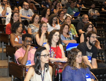 Grupo de professores no auditório da Reitoria