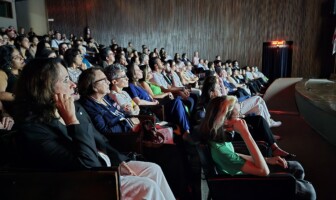 Plateia no auditório da Reitoria acompanha a exibição do documentário 'Esperança equilibrista'