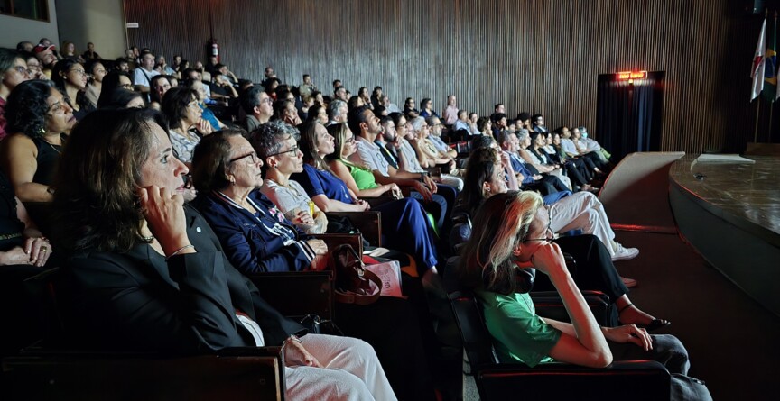 Plateia no auditório da Reitoria acompanha a exibição do documentário 'Esperança equilibrista'