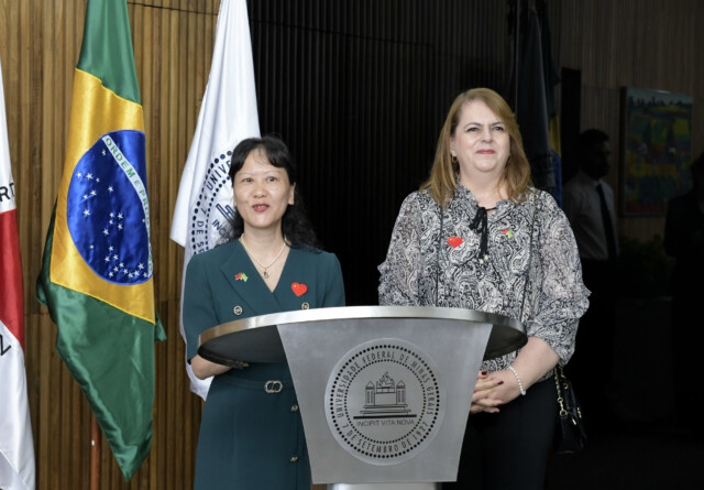 As professoras Cui Guangying (China) e Miriam Mansur (Brasil) são as diretoras do Instituto Confúcio na UFMG, que se dedica ao ensino de mandarim e à difusão da cultura chinesa