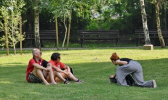 Um dos estudos fundamentais demonstrou que residir em locais com maior densidade de áreas verdes públicas — como praças, parques e arborização de calçadas — contribui decisivamente para a sustentabilidade da prática de exercícios ao longo do tempo