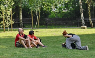Um dos estudos fundamentais demonstrou que residir em locais com maior densidade de áreas verdes públicas — como praças, parques e arborização de calçadas — contribui decisivamente para a sustentabilidade da prática de exercícios ao longo do tempo