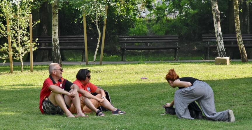 Um dos estudos fundamentais demonstrou que residir em locais com maior densidade de áreas verdes públicas — como praças, parques e arborização de calçadas — contribui decisivamente para a sustentabilidade da prática de exercícios ao longo do tempo