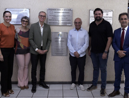 Gestores da UFMG e parlamentares junto á placa que marca a conclusão das obras