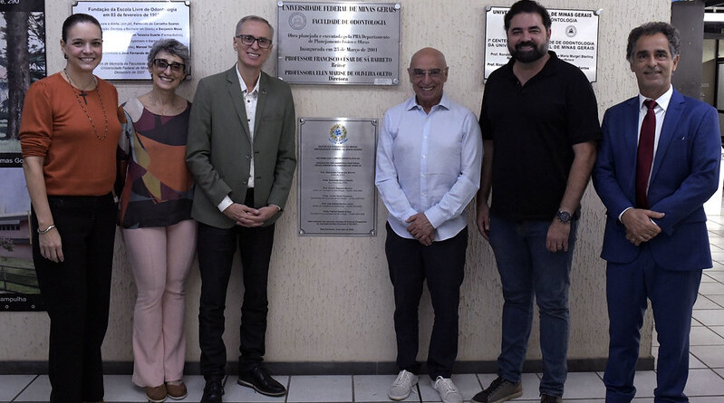 Gestores da UFMG e parlamentares junto á placa que marca a conclusão das obras