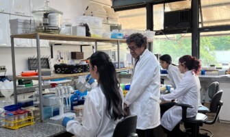 Equipe de pesquisadores em laboratório com o professor Carlos Olórtegui, coordenador do estudo