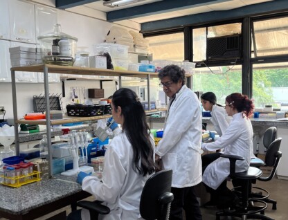 Equipe de pesquisadores em laboratório com o professor Carlos Orlotegui, coordenador do estudo