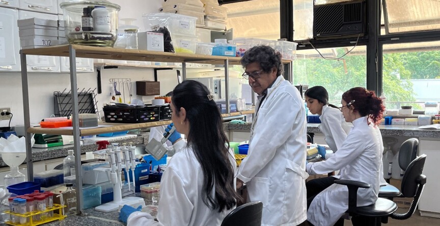 Equipe de pesquisadores em laboratório com o professor Carlos Orlotegui, coordenador do estudo