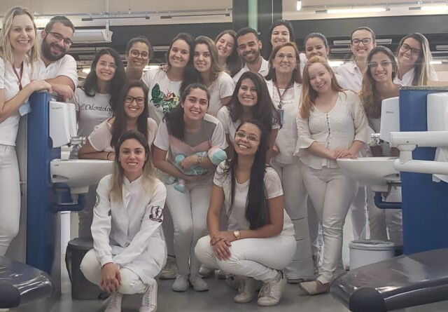 Grupo de alunos e professores que participaram da primeira turma da Clínica da Gestante, em 2019