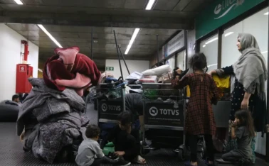 Em 2023, refugiados afegãos com visto humanitário no Aeroporto Internacional de Guarulhos, a espera de abrigo