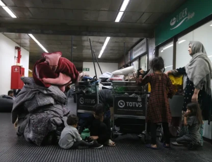 Em 2023, refugiados afegãos com visto humanitário no Aeroporto Internacional de Guarulhos, a espera de abrigo