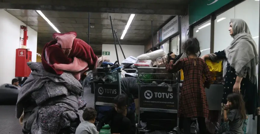 Em 2023, refugiados afegãos com visto humanitário no Aeroporto Internacional de Guarulhos, a espera de abrigo
