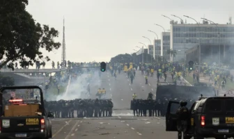 Golpistas invadem e depredam prédios públicos na Praça dos Três Poderes, em Brasília, no dia 8 de janeiro de 2023