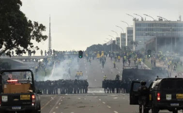 Golpistas invadem e depredam prédios públicos na Praça dos Três Poderes, em Brasília, no dia 8 de janeiro de 2023
