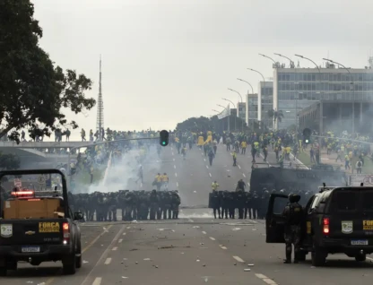 Golpistas invadem e depredam prédios públicos na Praça dos Três Poderes, em Brasília, no dia 8 de janeiro de 2023
