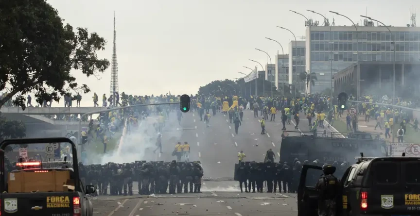 Golpistas invadem e depredam prédios públicos na Praça dos Três Poderes, em Brasília, no dia 8 de janeiro de 2023