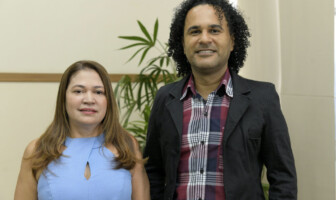 Bibliotecários Izabel Araújo e Wellington Marçal