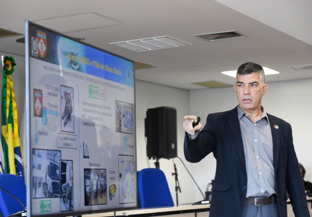 Parcerias estratégicas: coronel Samuel Machado Leal da Silva durante a apresentação feita aos pesquisadores da UFMG