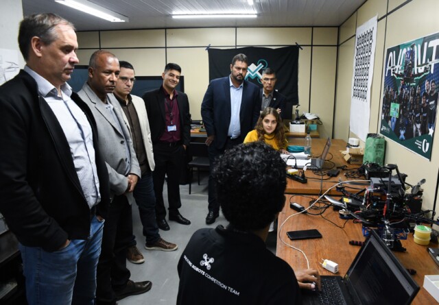 Representantes do Ministério da Defesa conversam com alunos-pesquisadores em um dos laboratórios da Escola de Engenharia