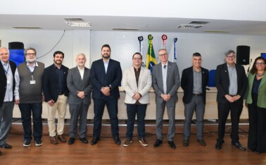 Reitor Alessandro Moreira (quarto, da direita para esquerda) junto a docentes da Engenharia e comitiva do Ministério