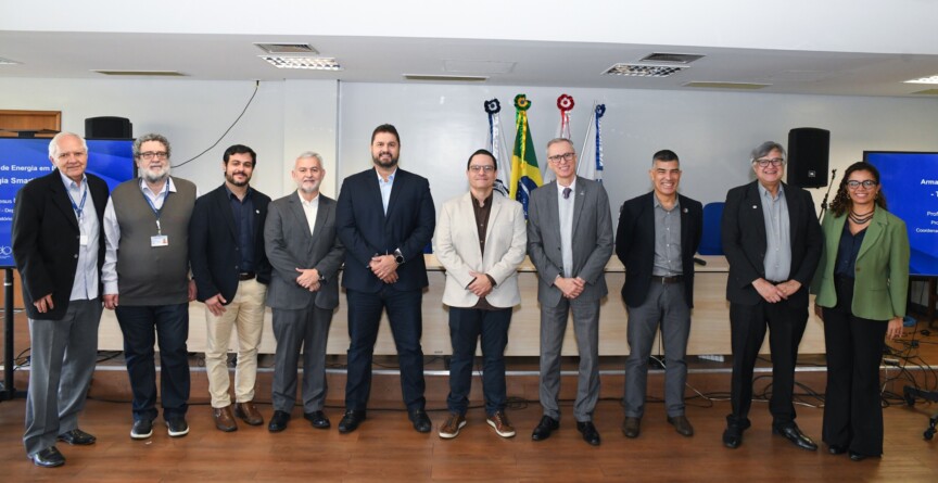 Reitor Alessandro Moreira (quarto, da direita para esquerda) junto a docentes da Engenharia e comitiva do Ministério