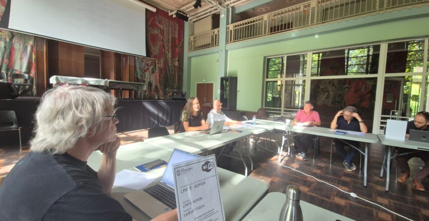 Patrícia Kauark e Leonardo Avritzer (na cabeceira da mesa) durante o seminário 'Democratic Crisis: A Latin American Perspective'