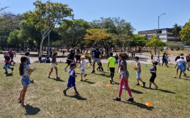 Pessoas brincam no gramado da Reitoria, no campus Pampulha