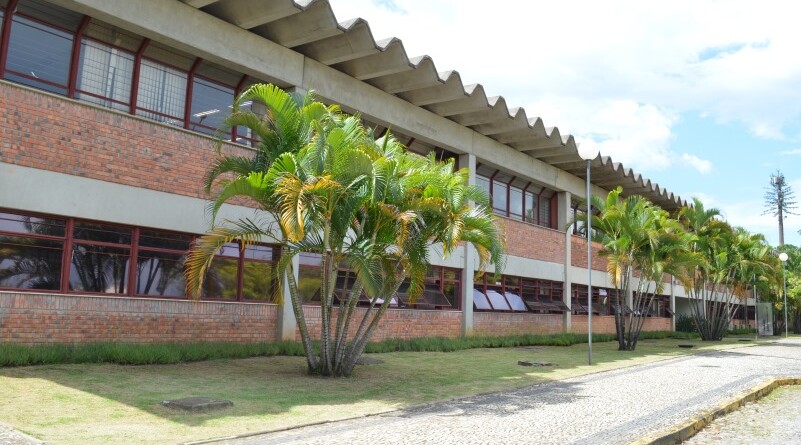 Fachada da Unidade Administrativa 3, prédio que sedia o IEAT