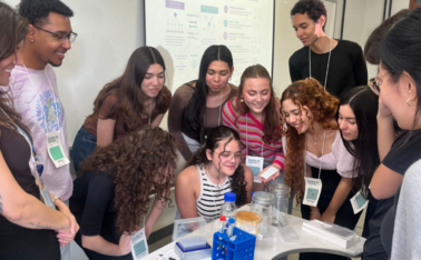 Durante as manhãs, os participantes acompanham palestras com especialistas sobre temas como RNA, vacinas, inteligência artificial, câncer, comunicação científica, empreendedorismo e inovação. À tarde, eles se dividem em cinco clubes para colocar o conhecimento em prática por meio de observações, demonstrações, atividades e experimentos.
