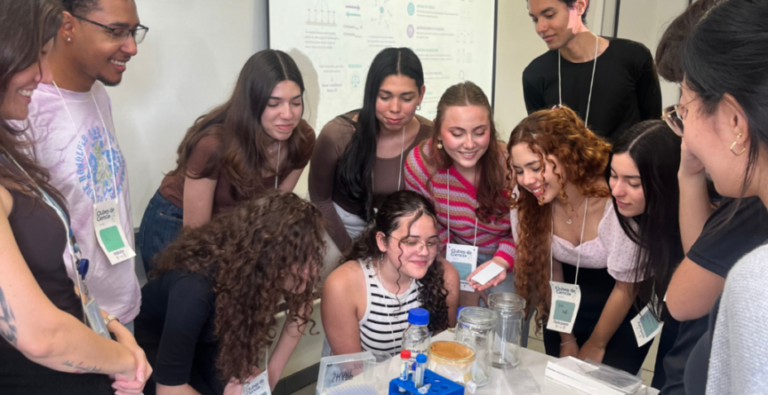 Durante as manhãs, os participantes acompanham palestras com especialistas sobre temas como RNA, vacinas, inteligência artificial, câncer, comunicação científica, empreendedorismo e inovação. À tarde, eles se dividem em cinco clubes para colocar o conhecimento em prática por meio de observações, demonstrações, atividades e experimentos.