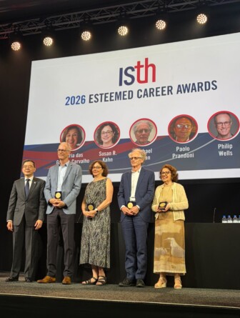 Maria das Graças Carvalho junto a outros dos laureados desta edição do prêmio da ISTH