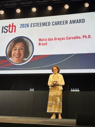 Professora da Farmácia recebe prêmio internacional por contribuições para o estudo da trombose e hemostasia