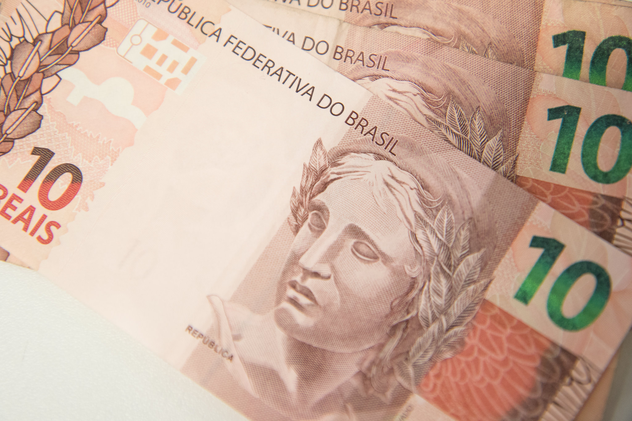 Três notas de dez reais.