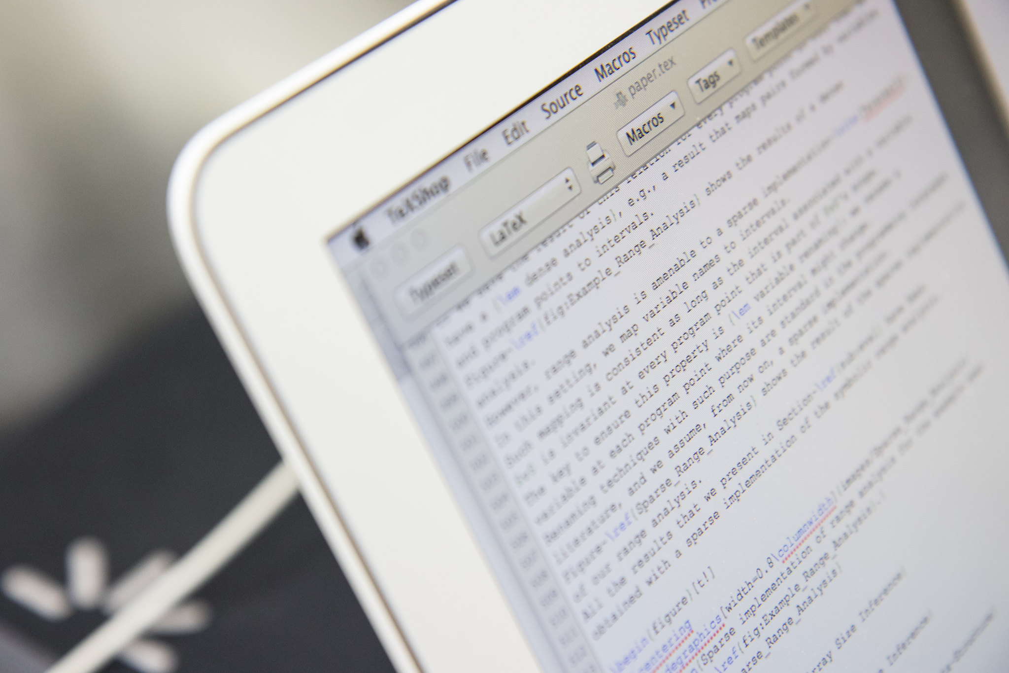 Tela de notebook operando um programa de edição de LaTeX em um sistema macOS.