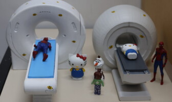 Profissionais de saúde demonstram o procedimento aos pacientes utilizando bonecos