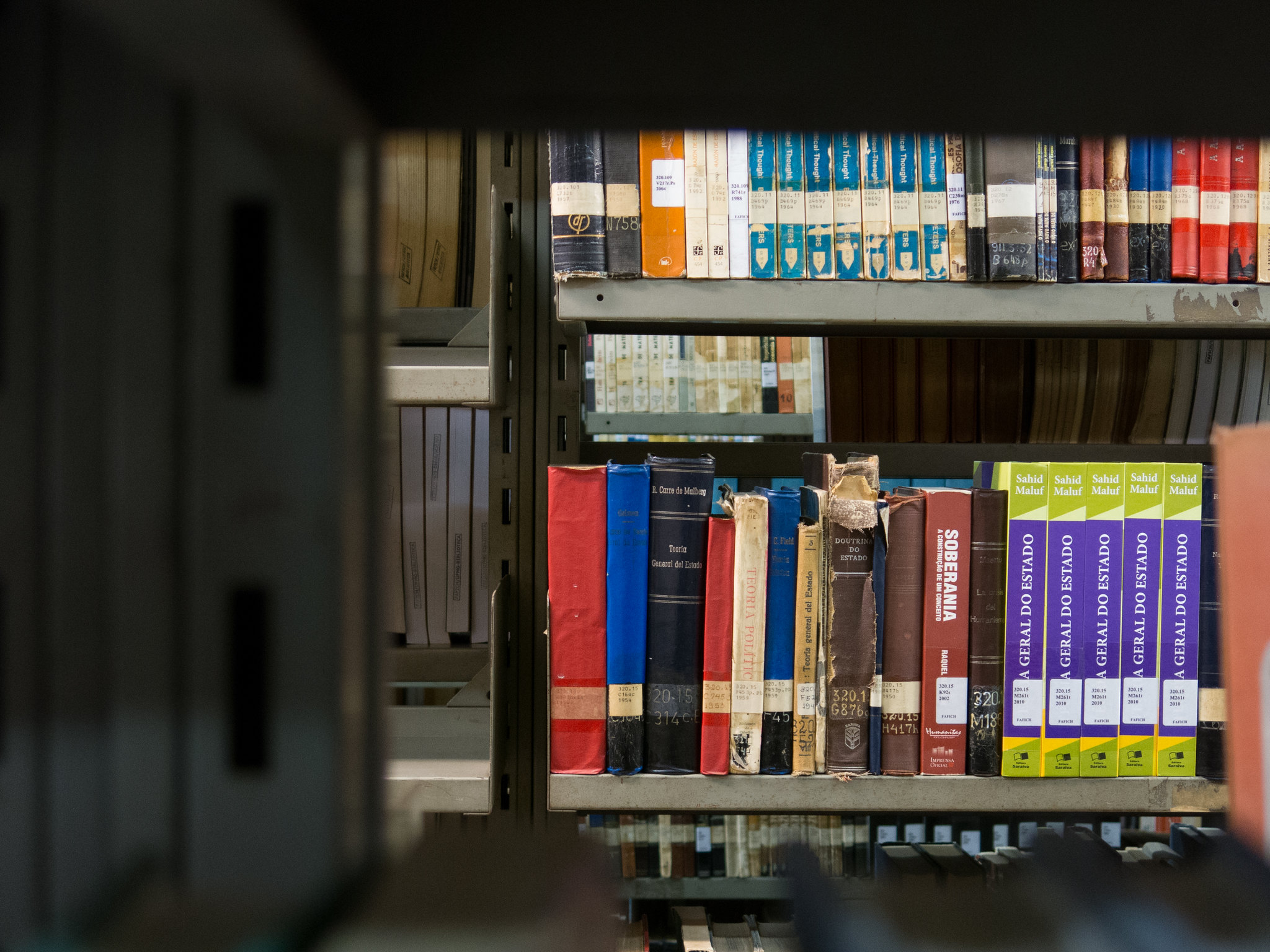 Estantes com livros